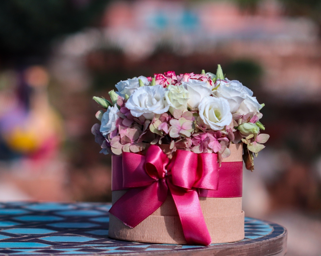 Букет с цветами розы и гортензии