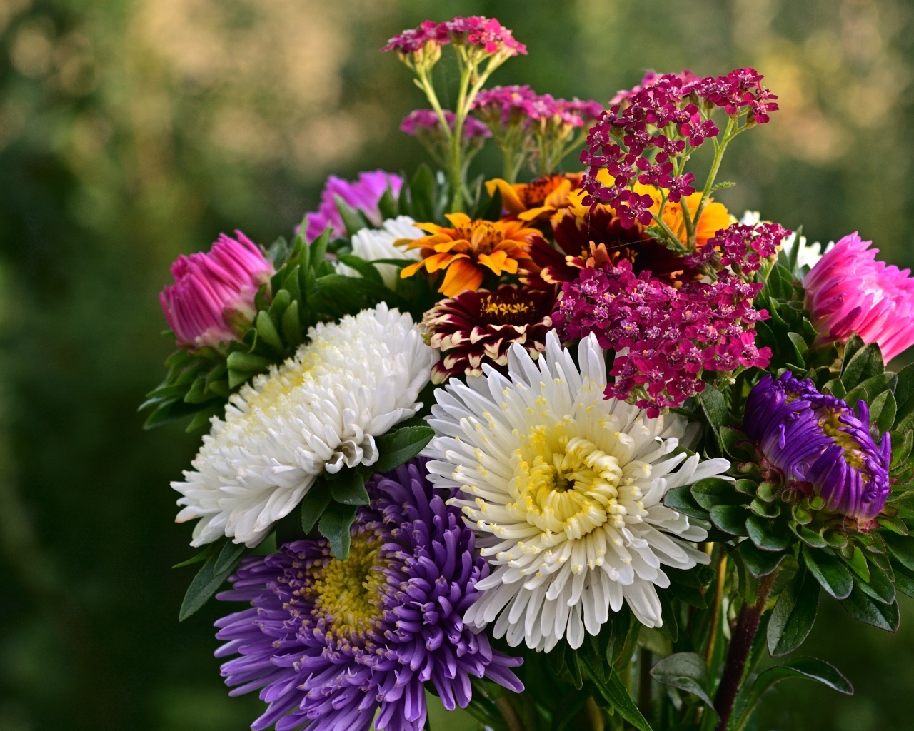 Яркий букет садовых осенних цветов