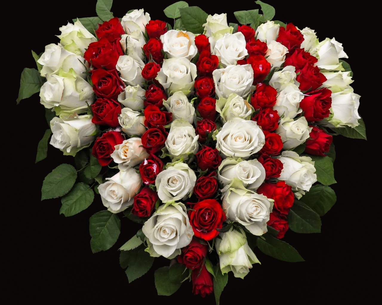 Букет в форме сердца из красных и белых роз