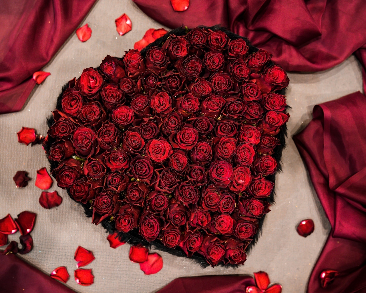 Сердце из красных роз на постели