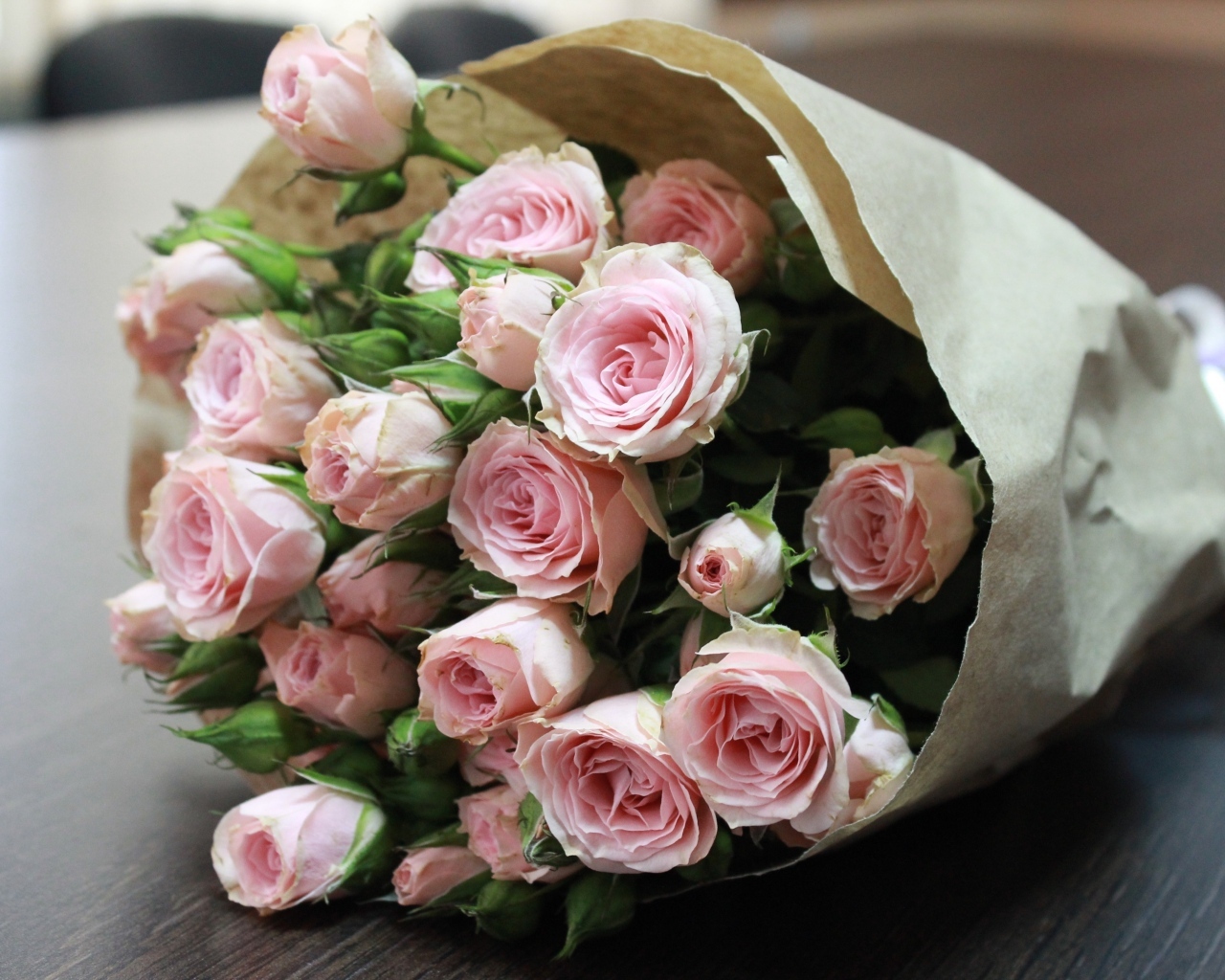 Большой букет розовых роз в бумажной упаковке