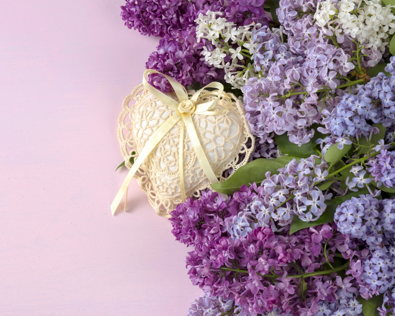 Букет сирени с сердцем