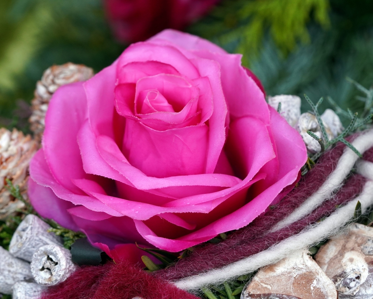 Розовая искусственная роза с декором