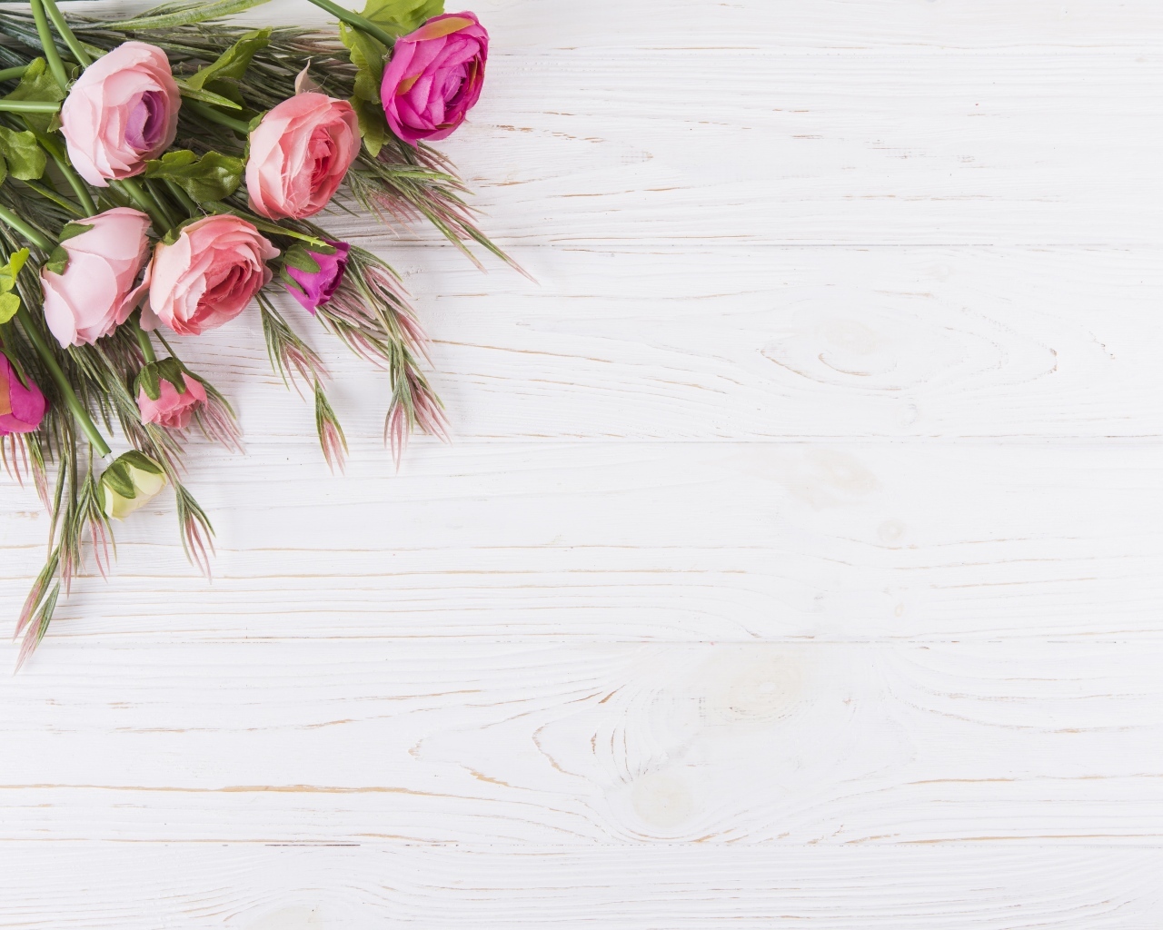 Розовые лютики на белом столе