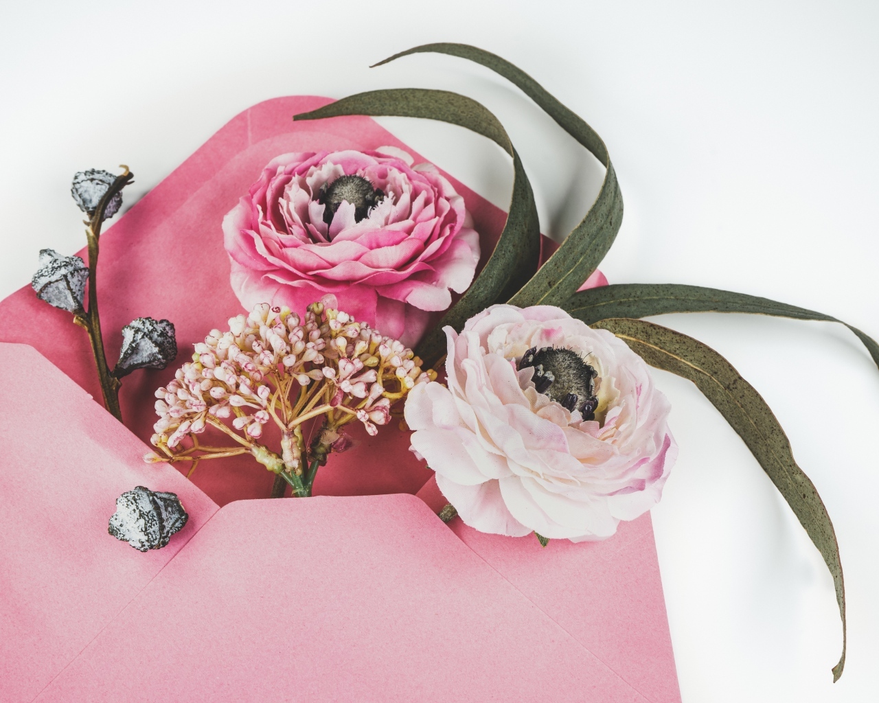 Розовый конверт с цветами 