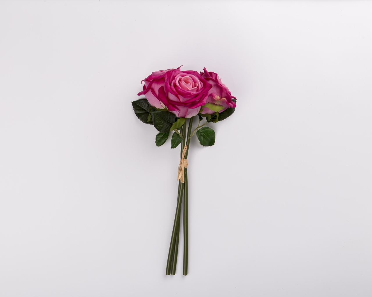 Три розы на сером фоне