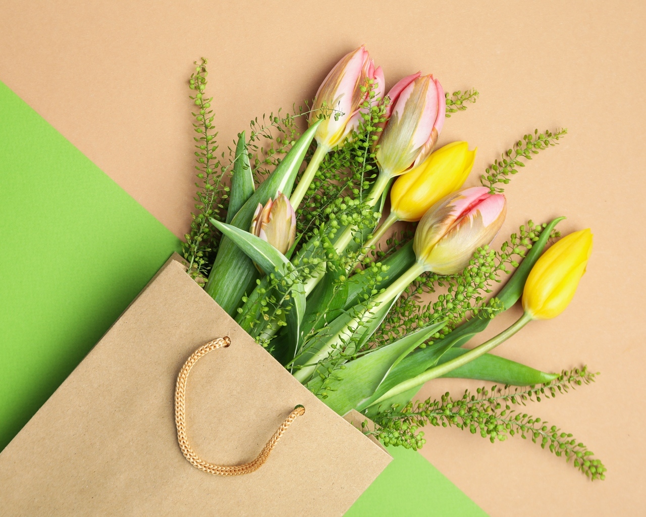 Тюльпаны в бумажном пакете