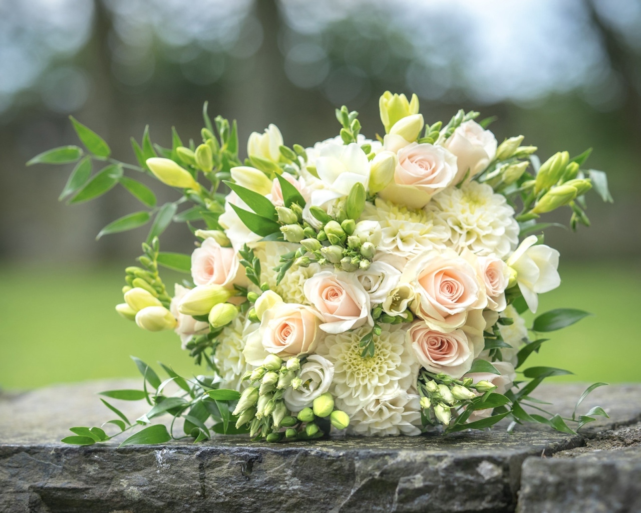 Свадебный букет стоит на камне