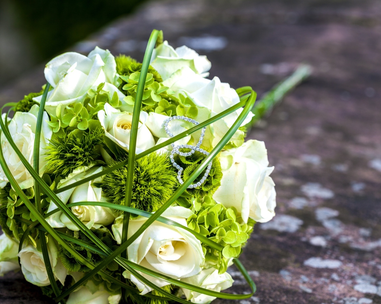 Свадебный букет с белыми розами