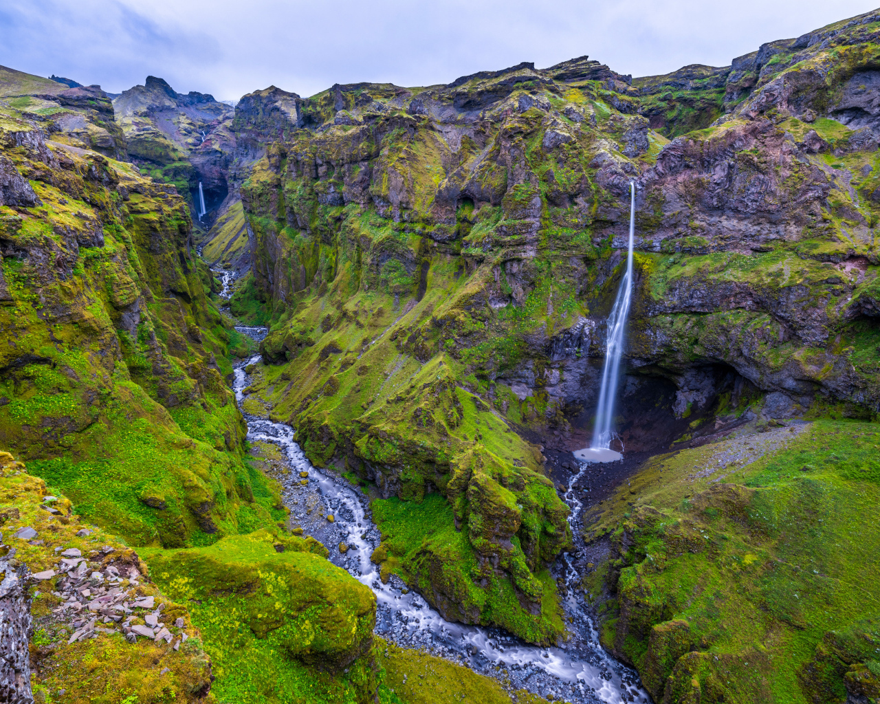 Ручью стекают по склонам высокого каньона