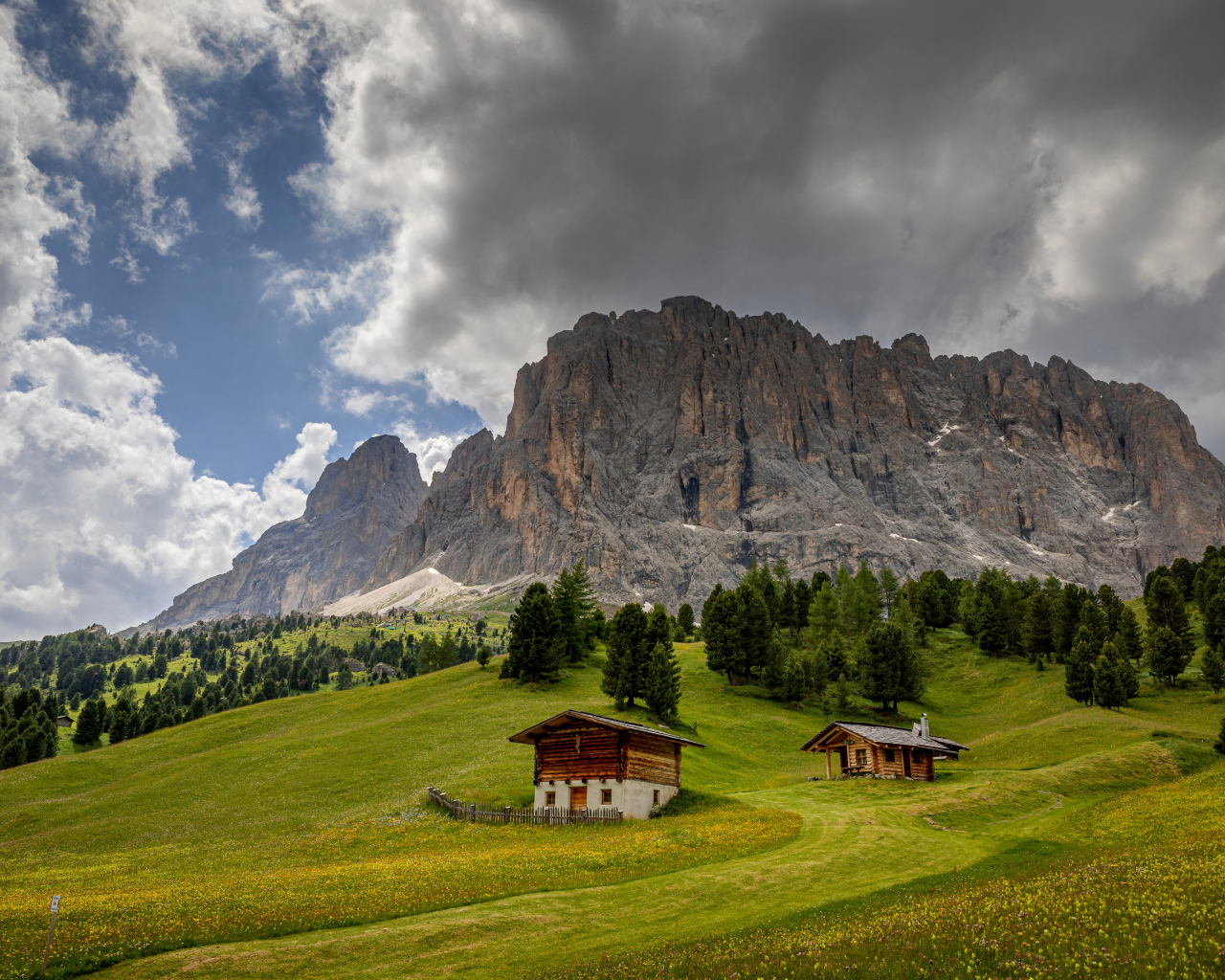 Горы Альпы под грозовым небом
