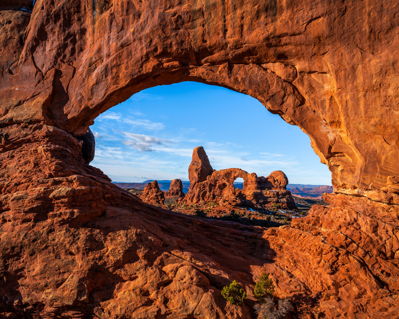 Арка в скале в лучах солнца