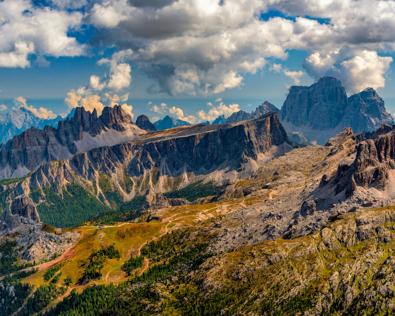 Красивые облака над итальянскими Альпами