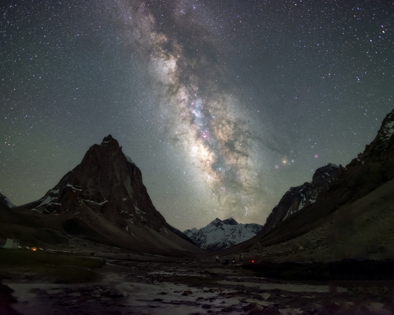 Красивый млечный путь в звездном небе над горами