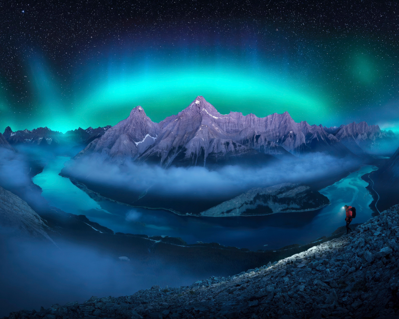 Красивый вид сверху на северное сияние над горами