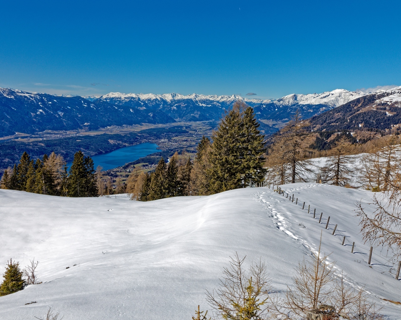Красивый вид с заснеженной горы 
