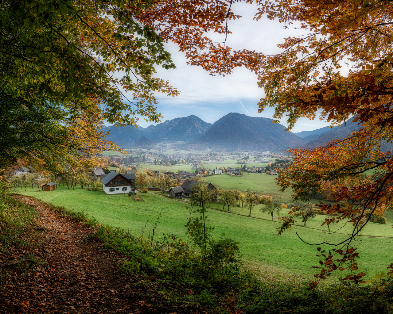 Красивый вид на живописные горы и город