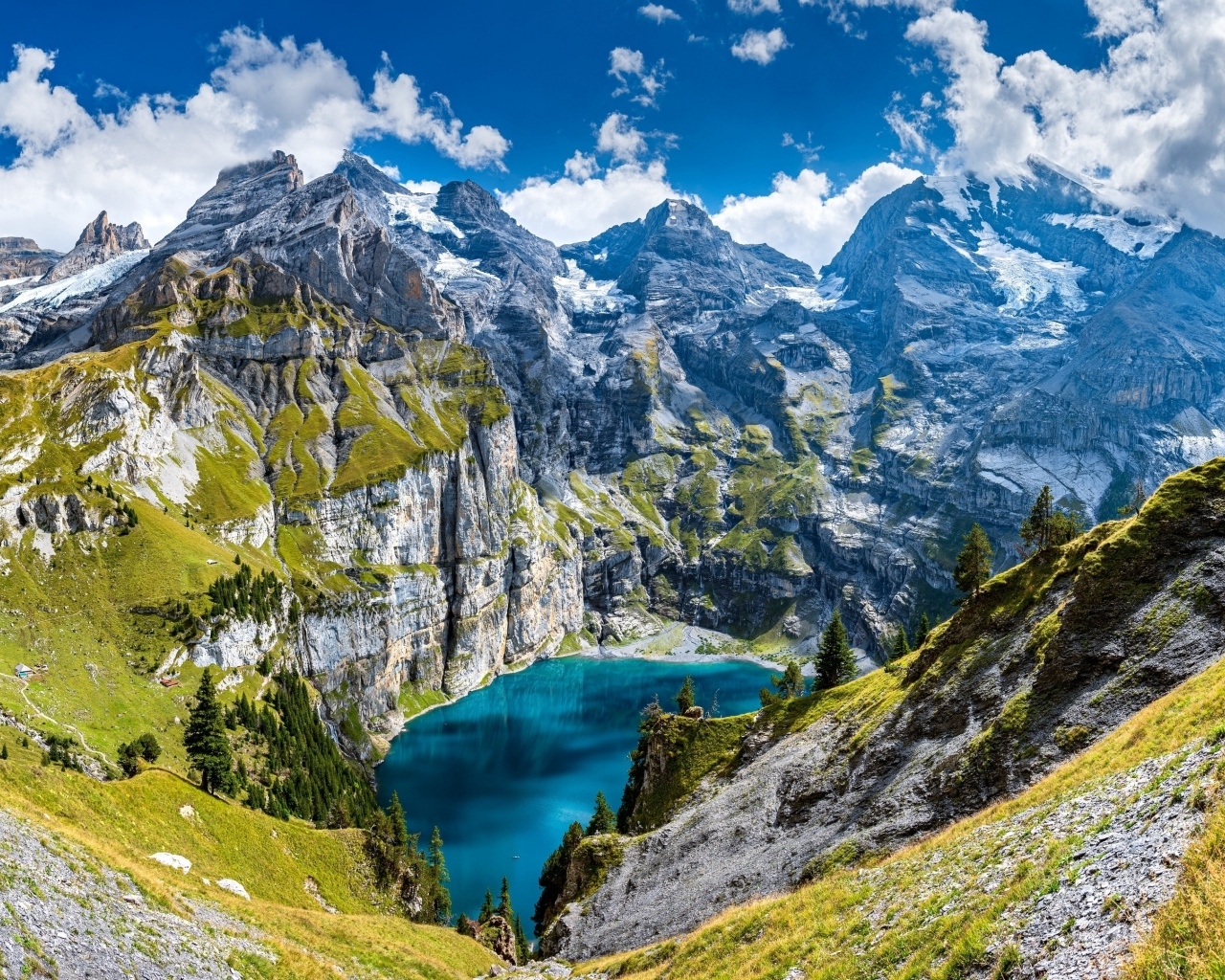 Голубое озеро в горах летом