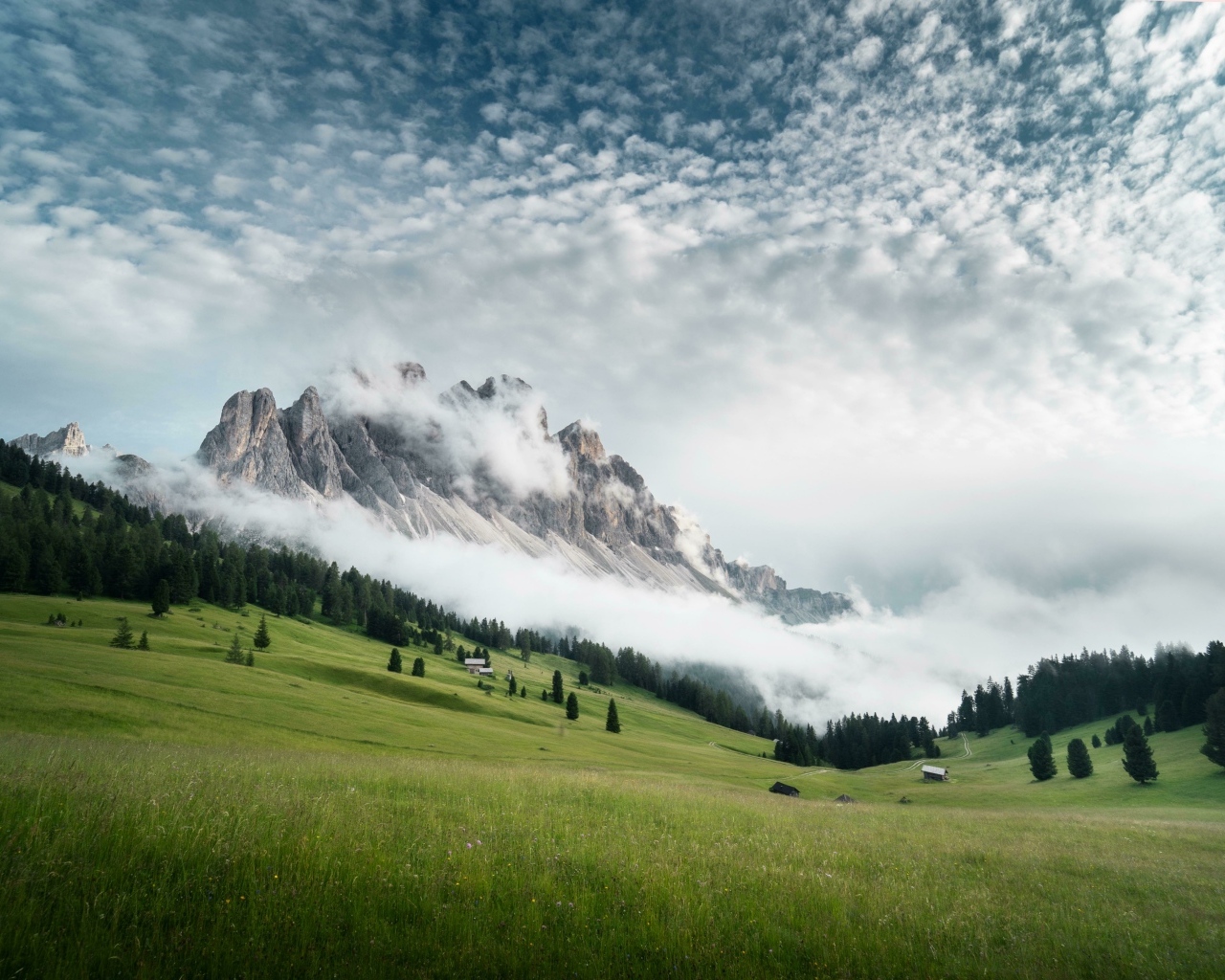 Доломитовые Альпы в тумане утром