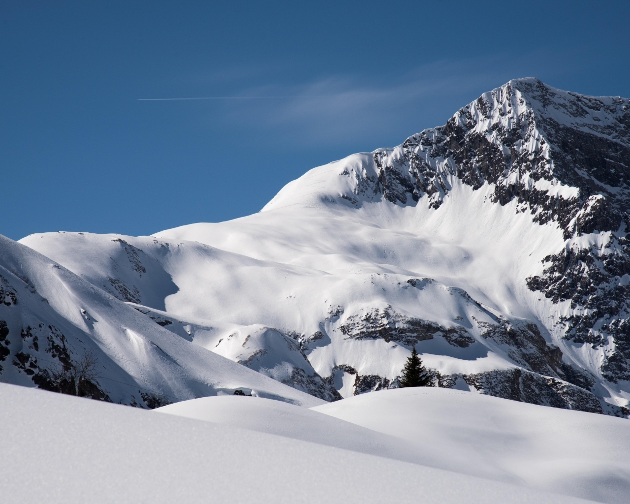 Высокие горы покрыты холодным белым снегом