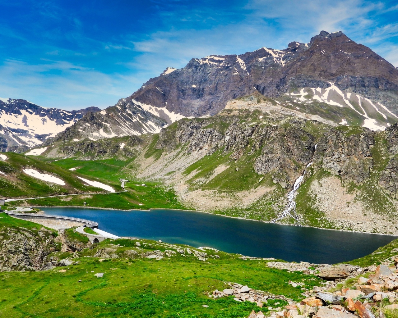 Высокие скалистые горы под голубым небом