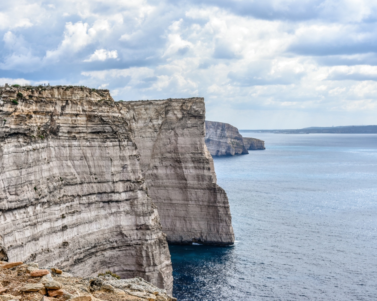 Высокие каменные утесы на берегу залива