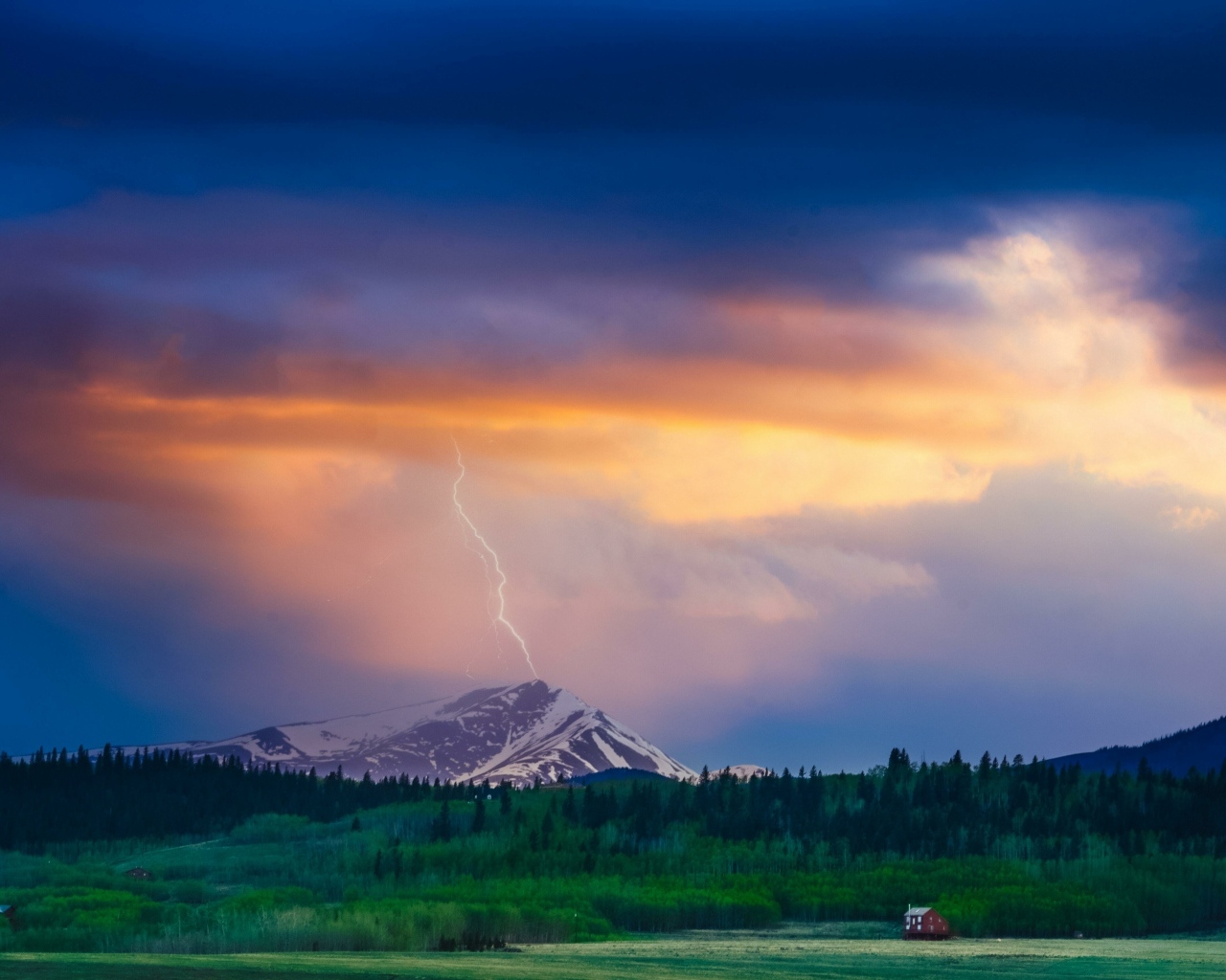 Молния ударила в вершину горы