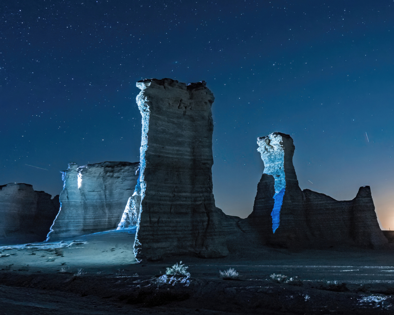 Горный монумент под ночным звездным небом