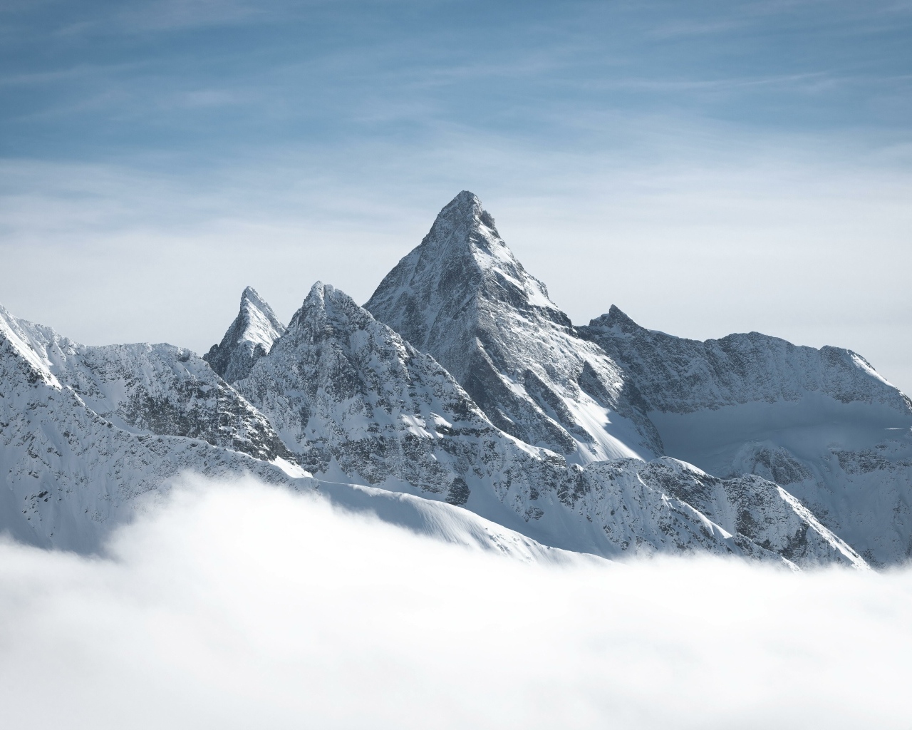 Покрытые глубоким белым снегом горные вершины