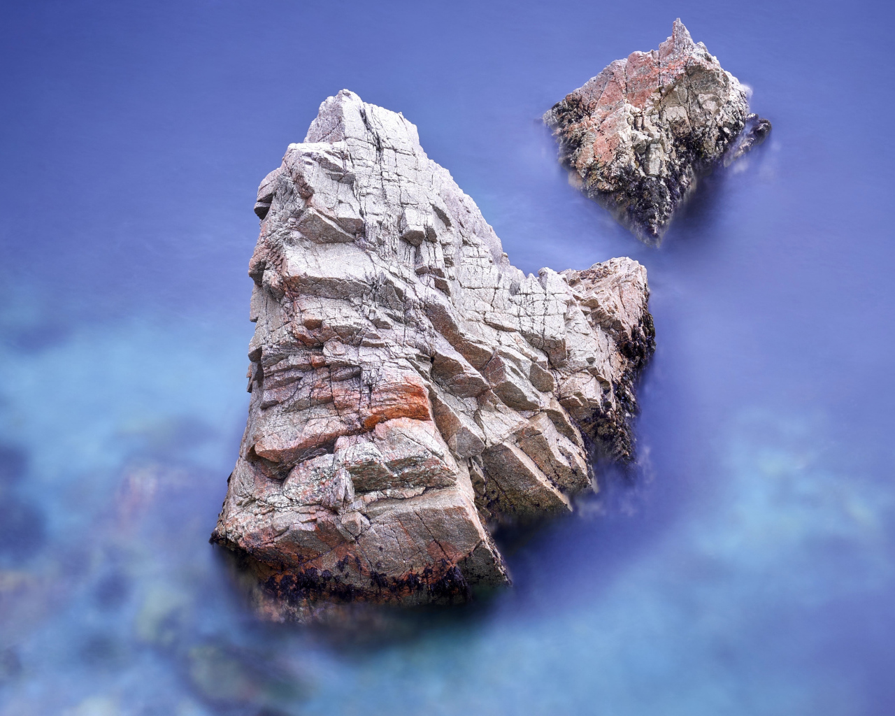 Вершины гор в облаках вид сверху