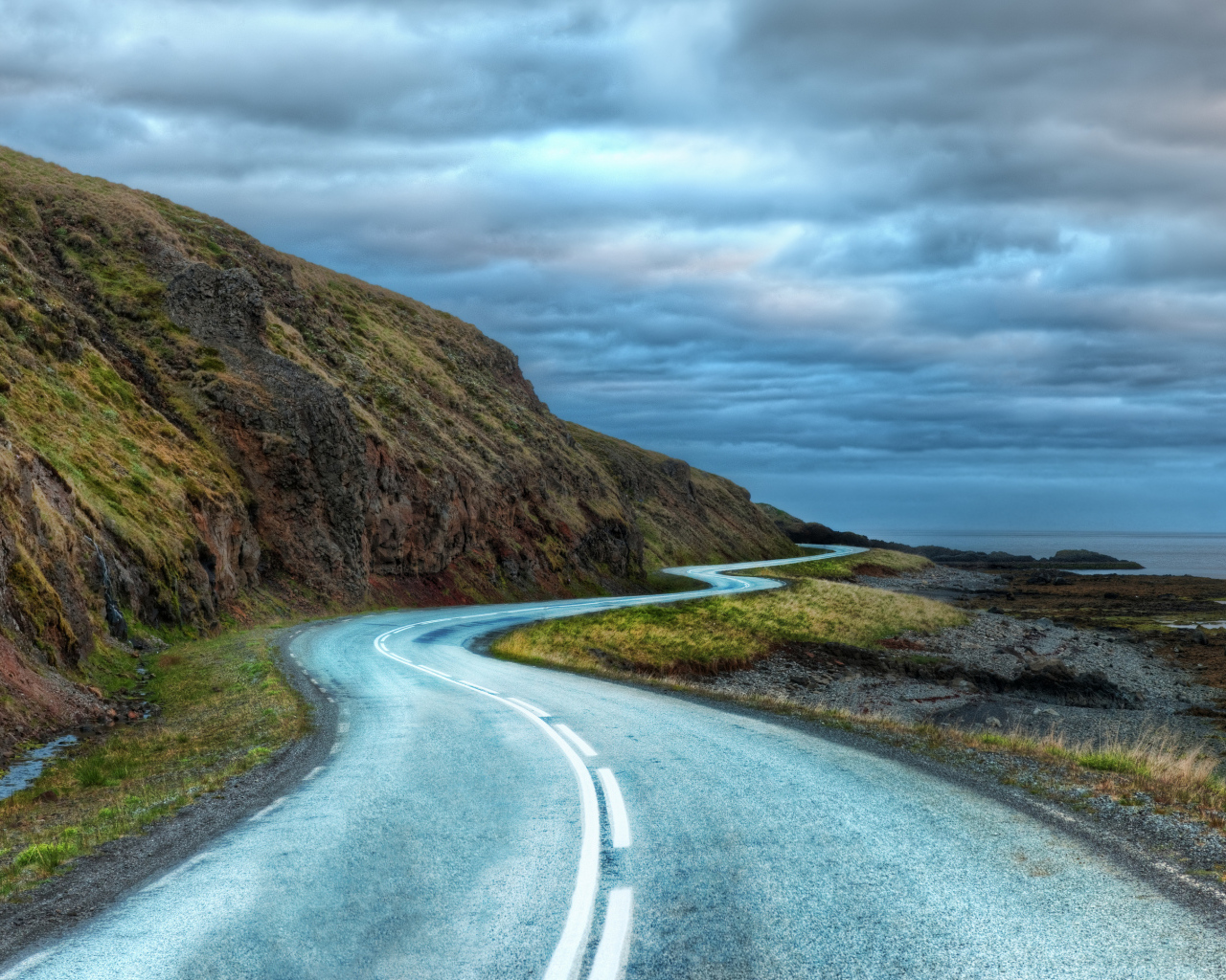 Дорога у гор под грозовым небом