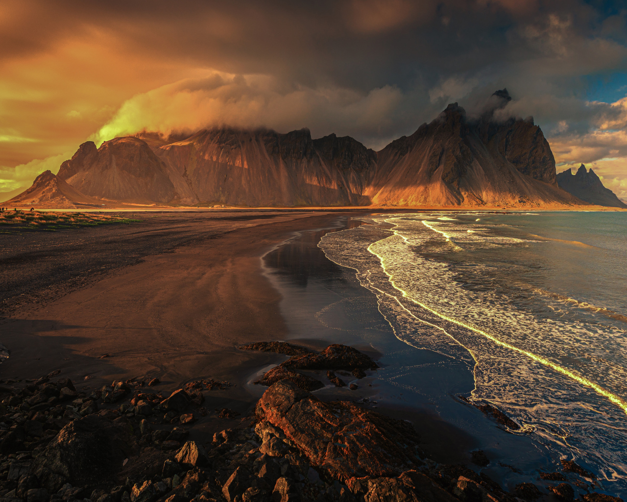 Горы на берегу спокойного озера