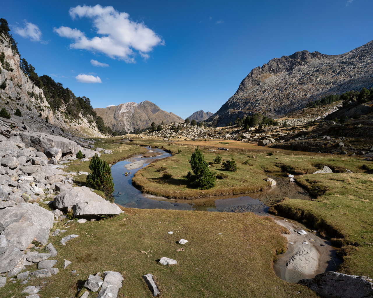 Узкая извилистая речка в горах