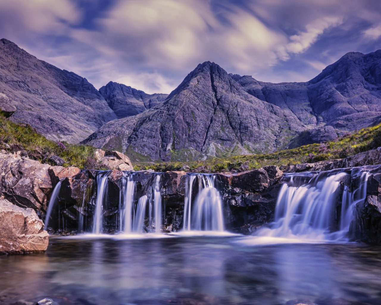 Красивый вид на горы и водопад