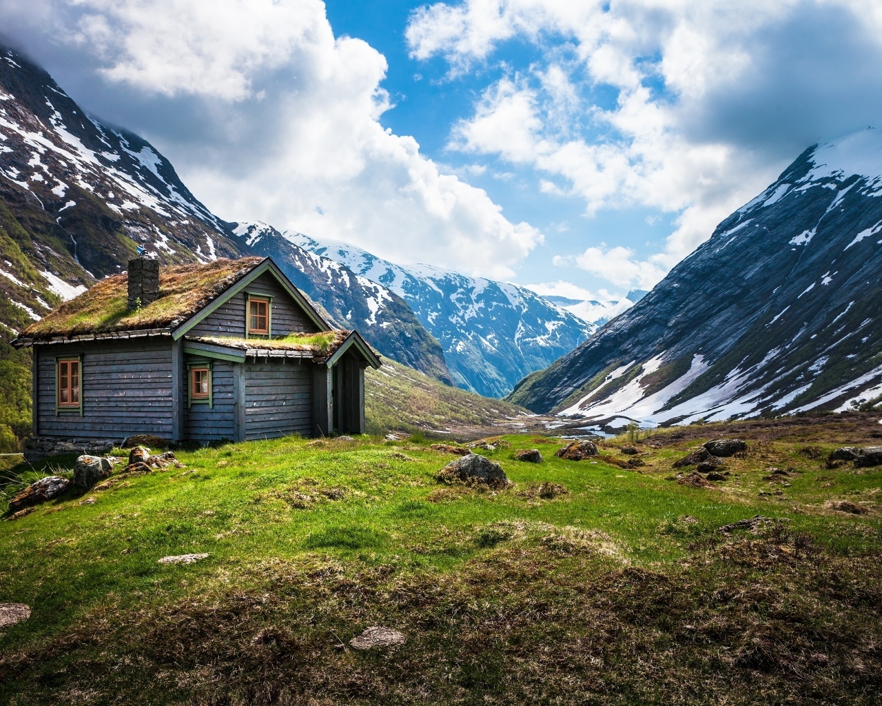 Старая хижина в заснеженных горах