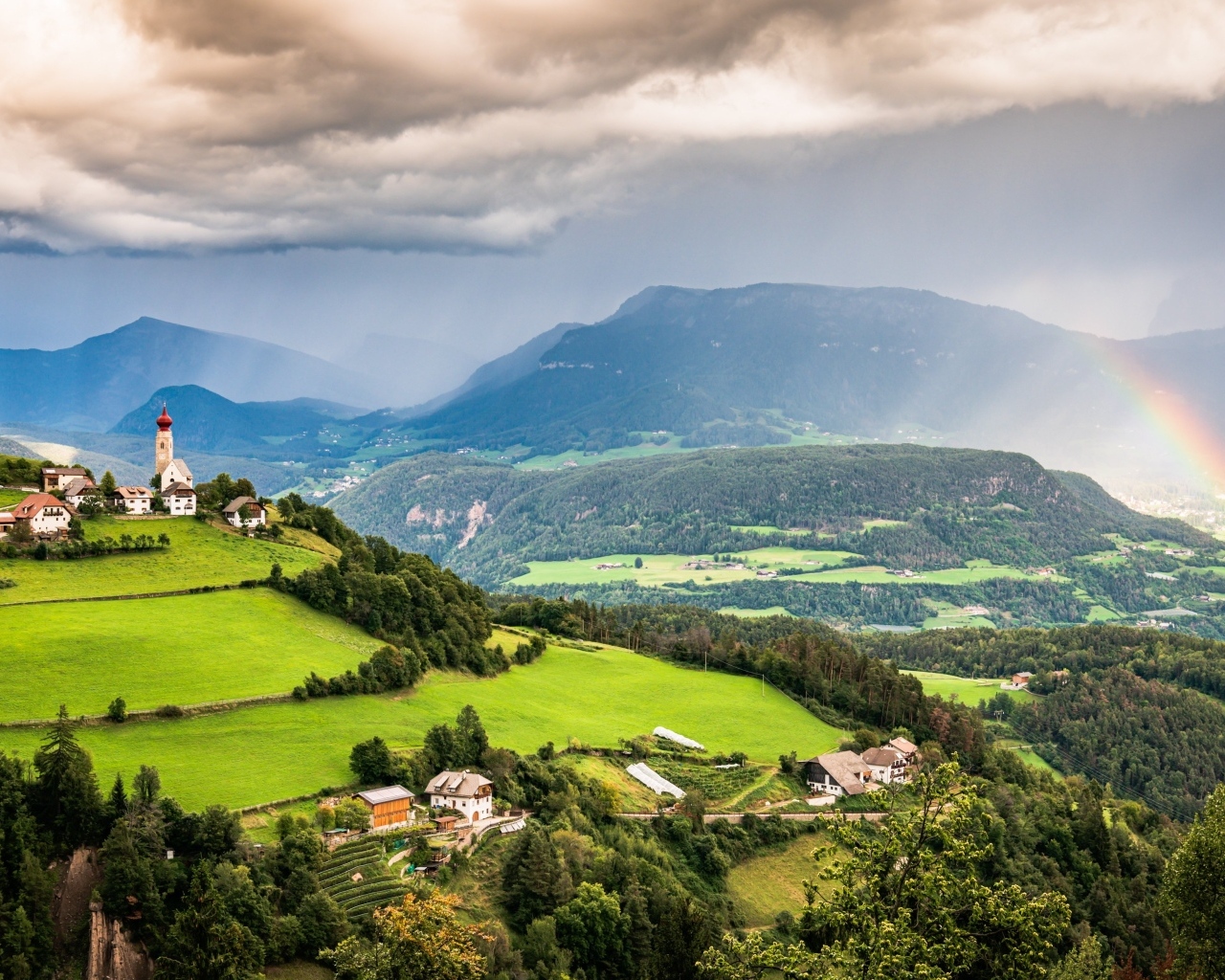 Дождь омывает покрытые зеленью горы
