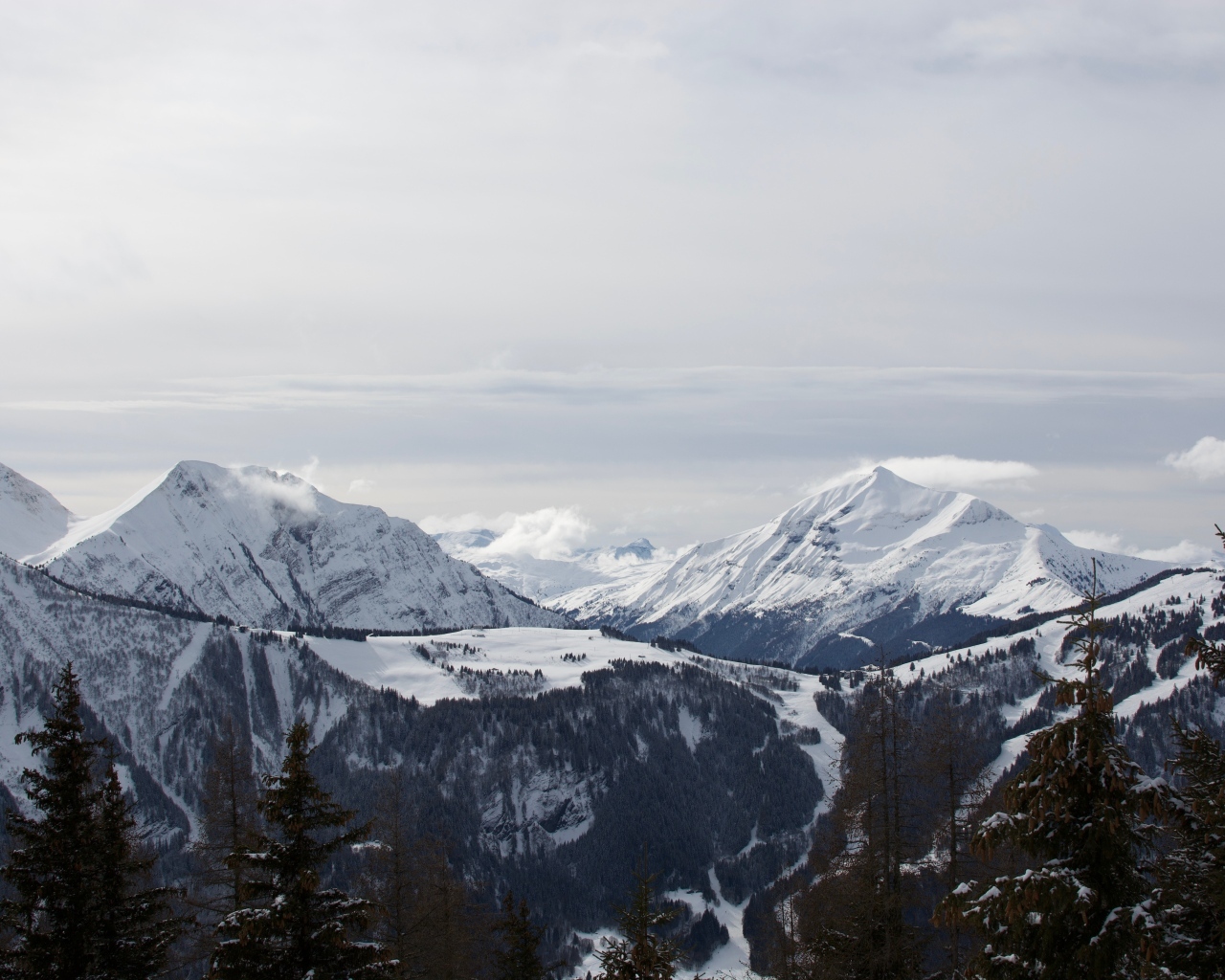 Острые вершины покрытых снегом гор