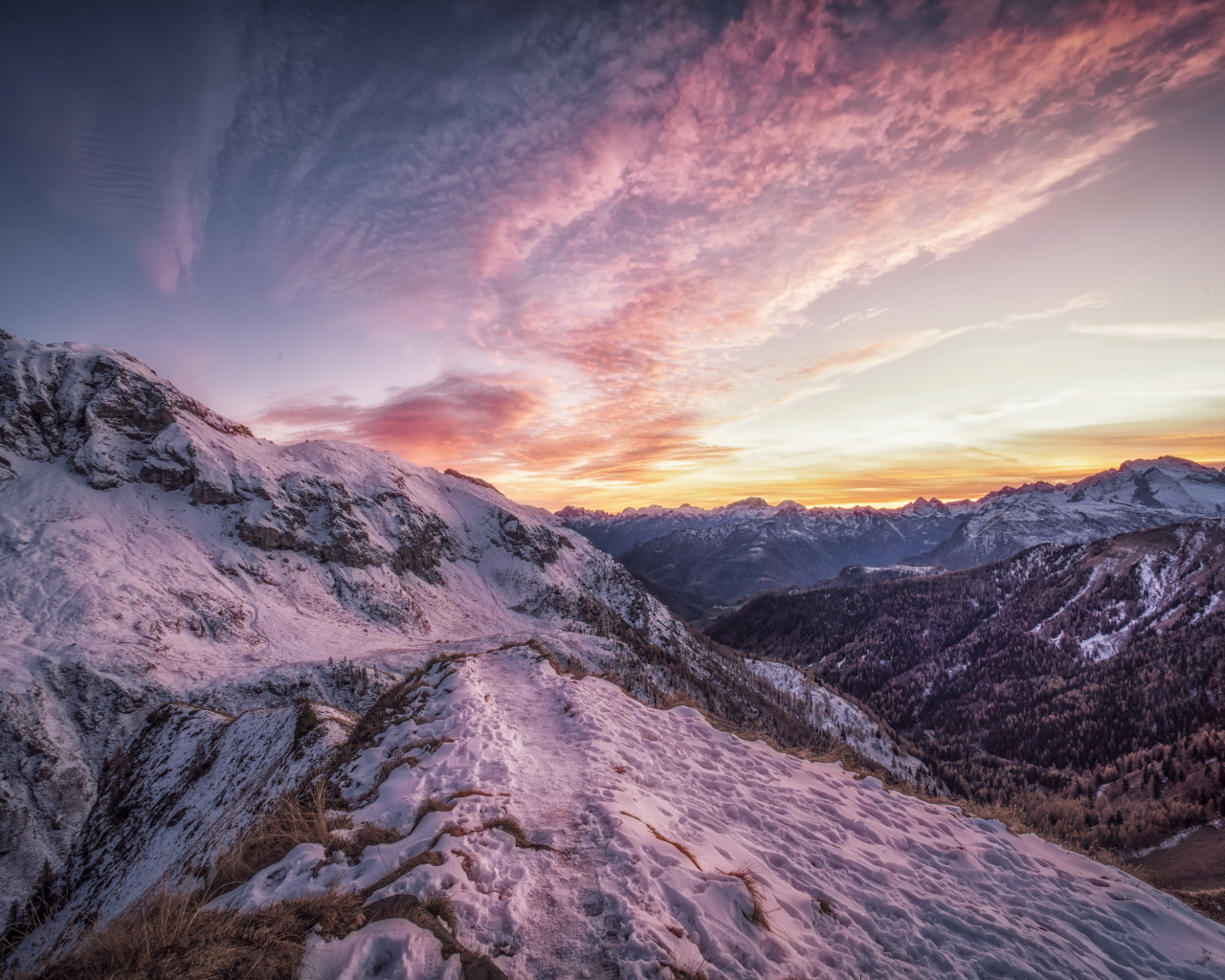 Небо над заснеженными Альпами