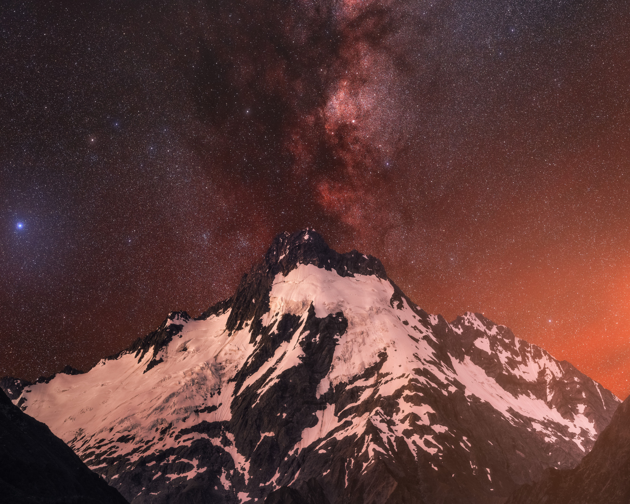 Заснеженная вершина горы под звездным небом