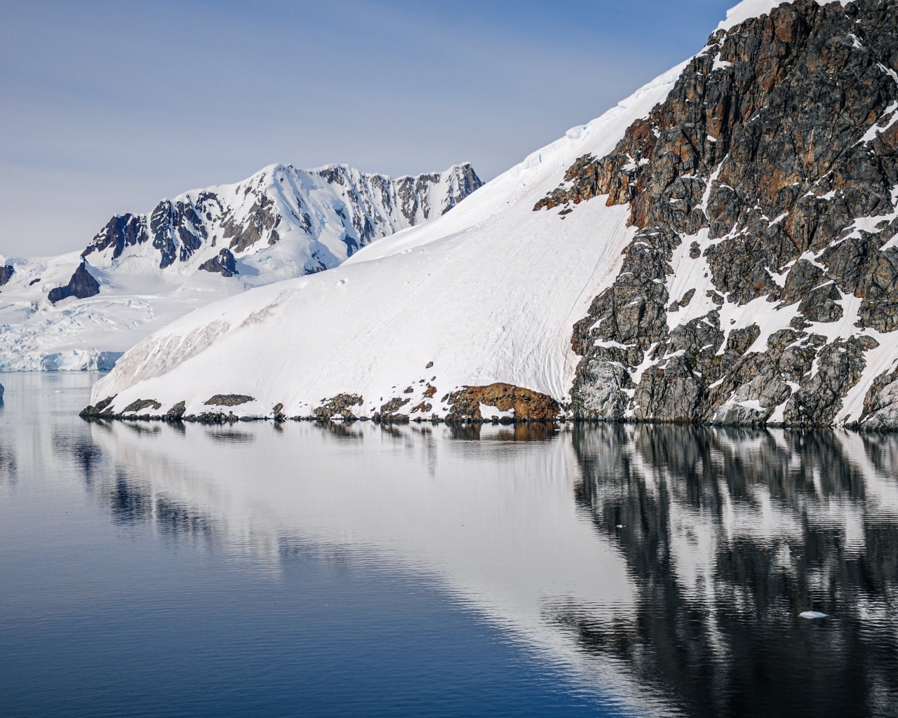 Заснеженная гора отражается в воде