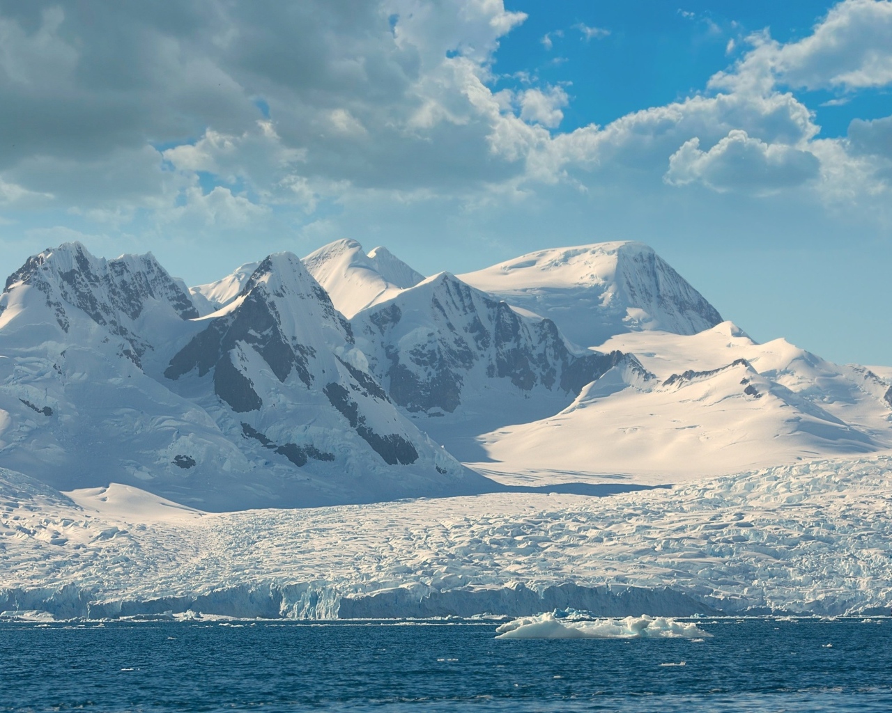Заснеженные горы на берегу Арктики