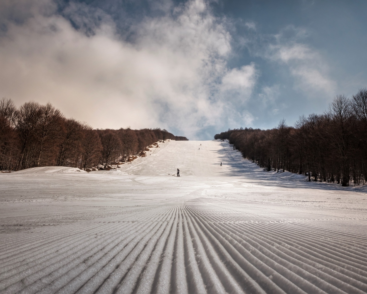 Покрытый снегом спуск с горы
