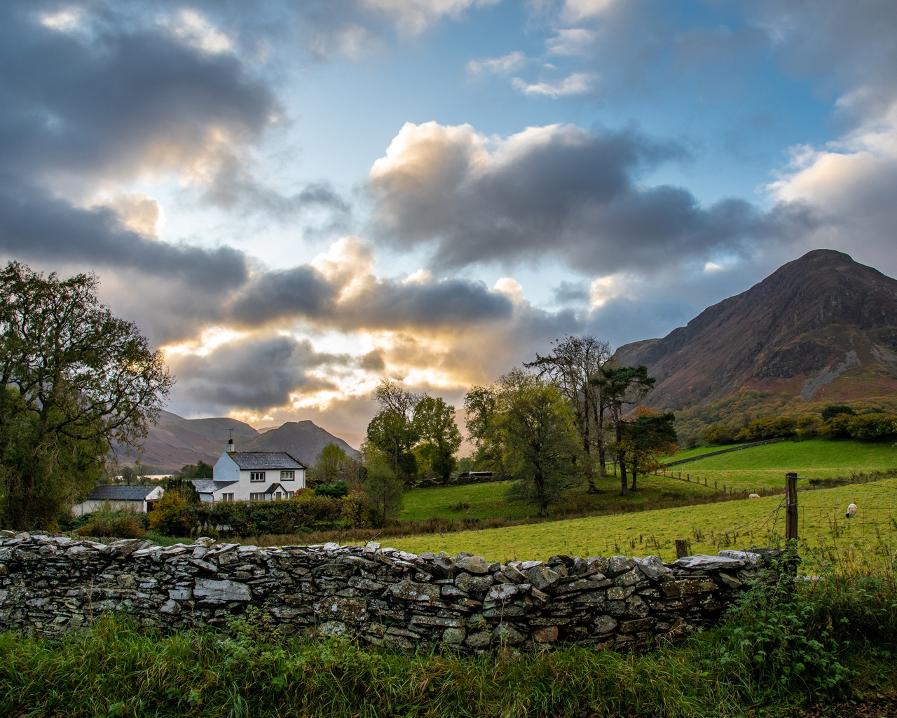 Восход солнца над горами у фермы