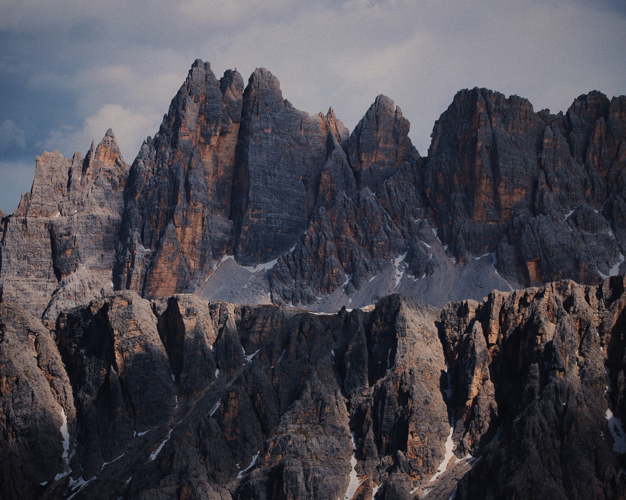 Грозные острые вершины гор крупным планом