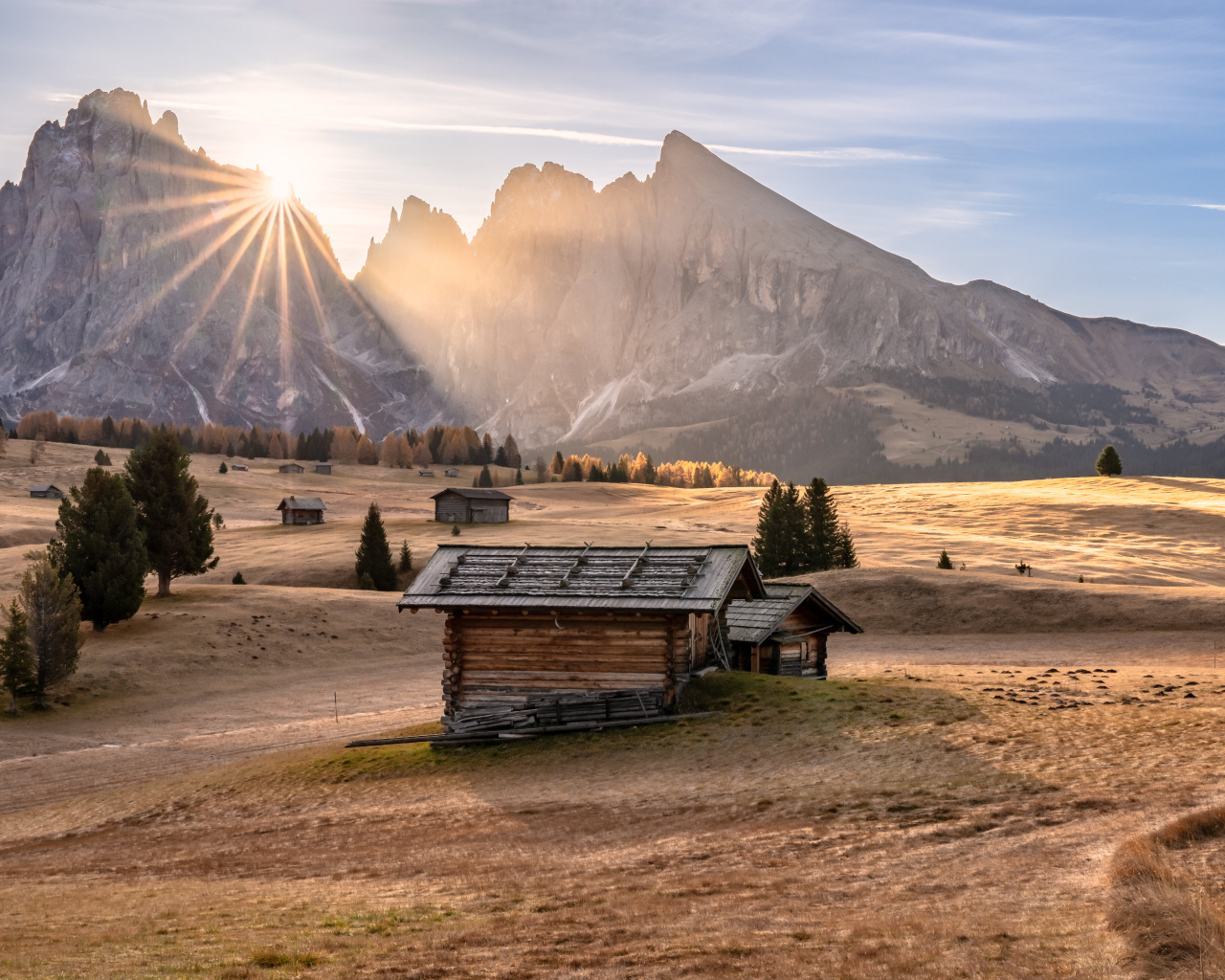 Яркое солнце осветило хижину в горах