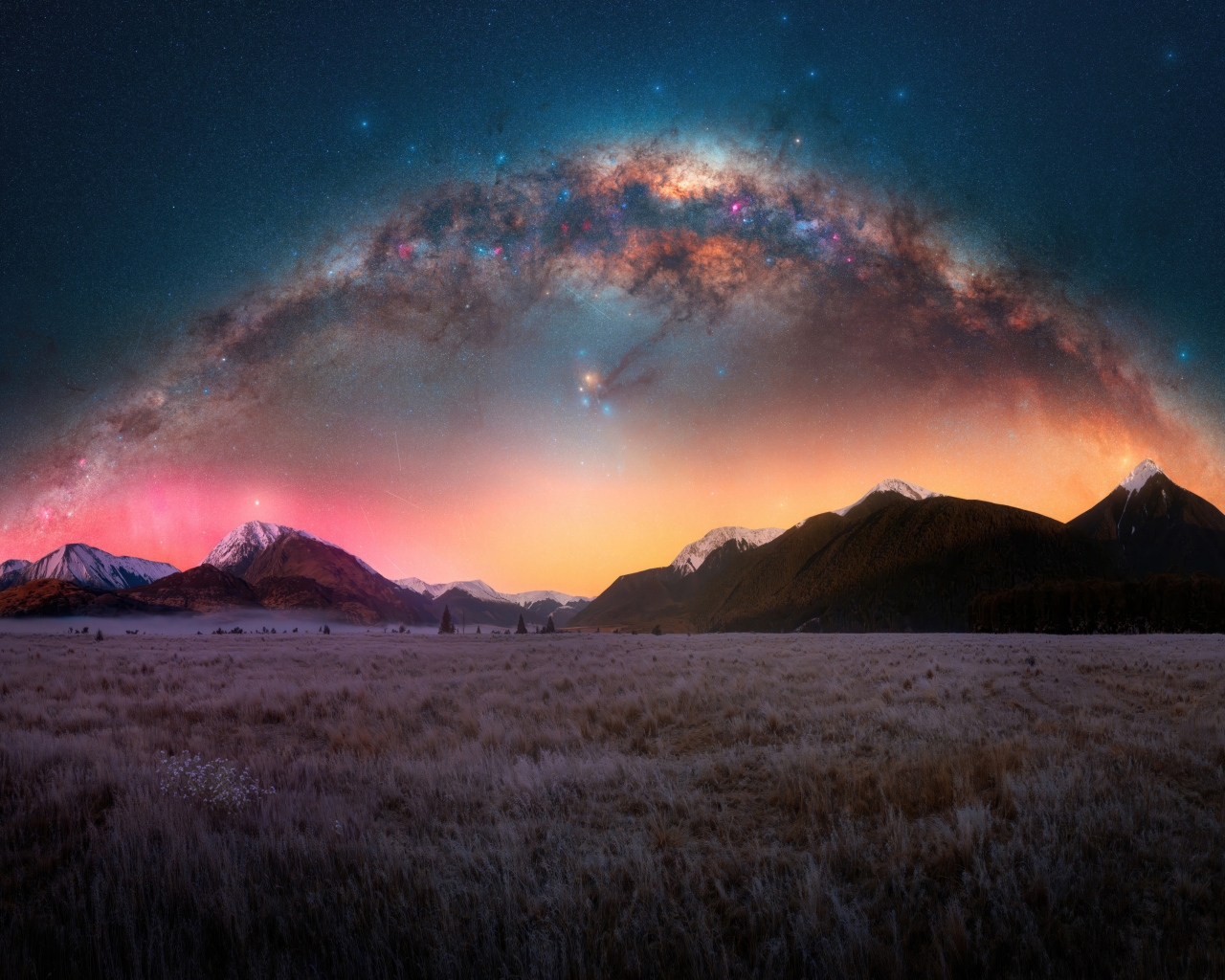 Необычный млечный путь в небе над горами