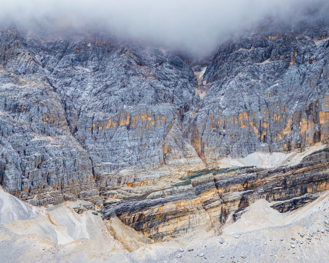Вид на горный обрыв в тумане