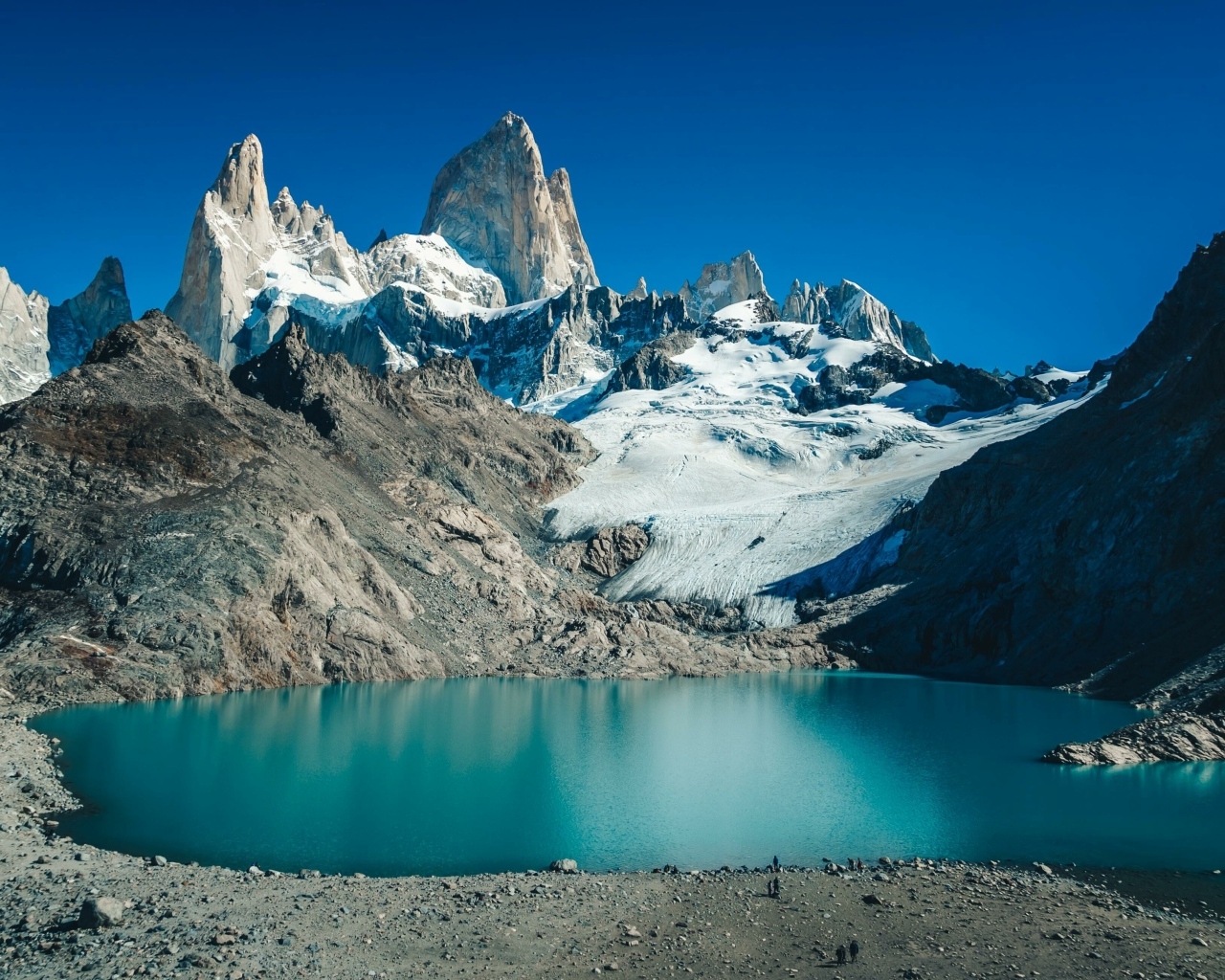 Вид на вершины Фицрой в лучах солнца