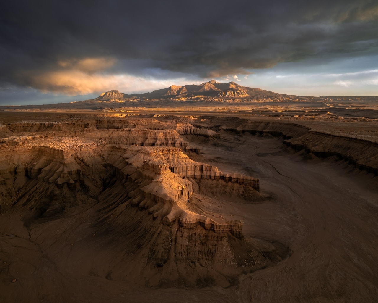 Вид на каньон под грозовым небом