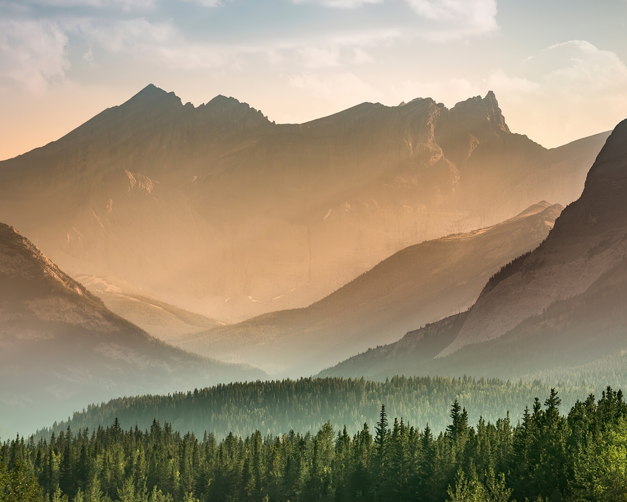 Вид на покрытые туманом горы